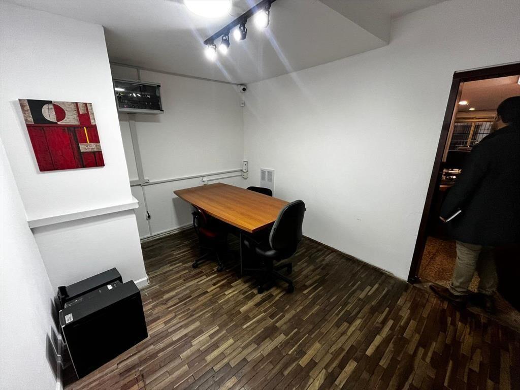 Ciudadela esq Parana, piso entero + patio, 200 m2, excelent