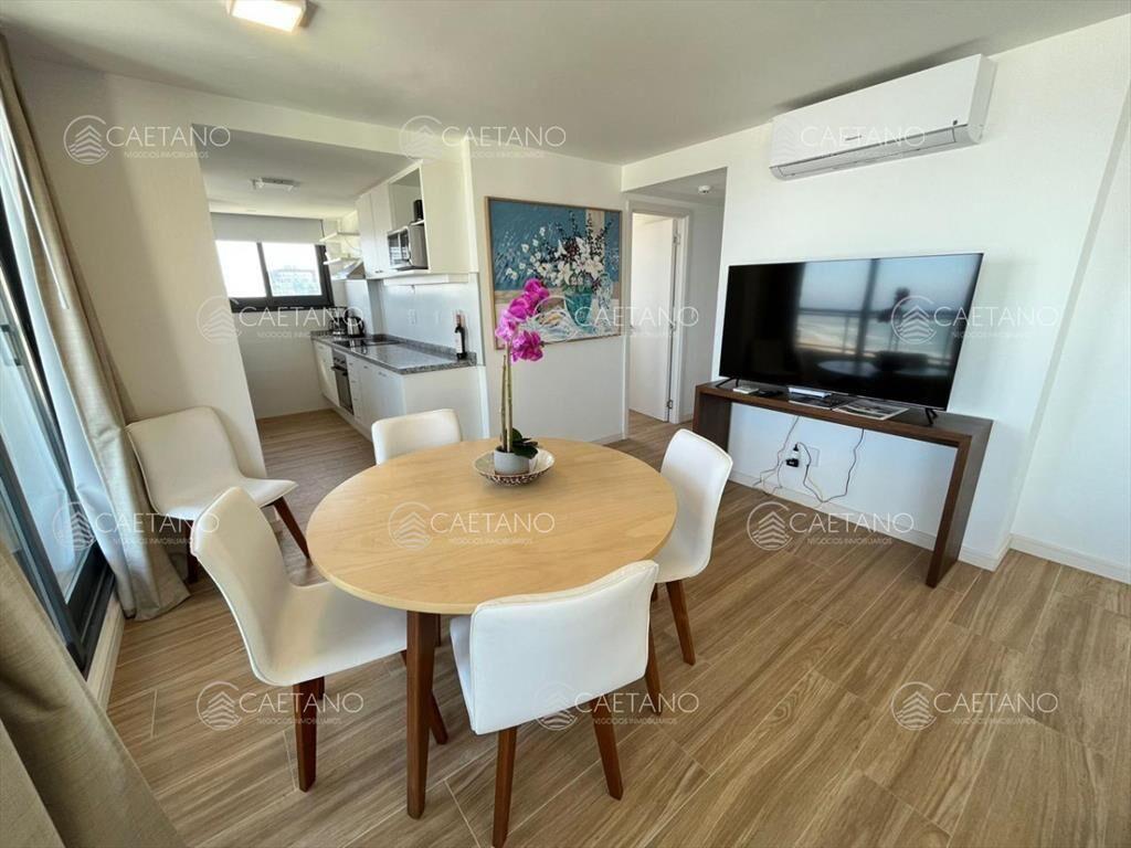 Vende apartamento de 2 dormitorios en Punta del