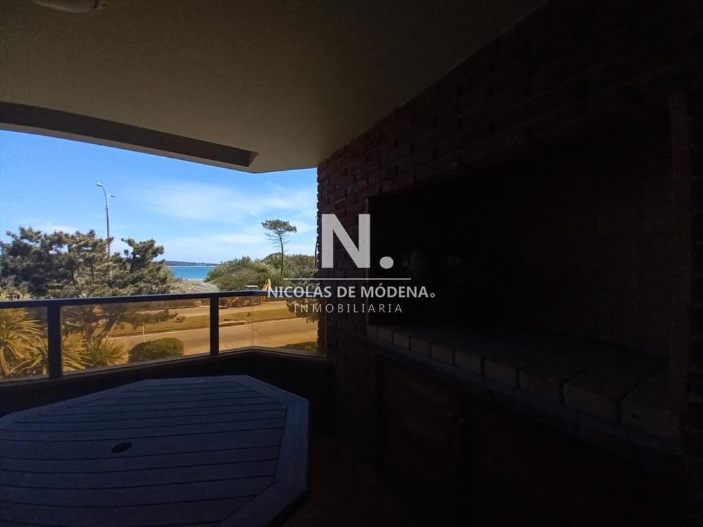 Apartamento en primera fila de Playa Mansa, con 3
