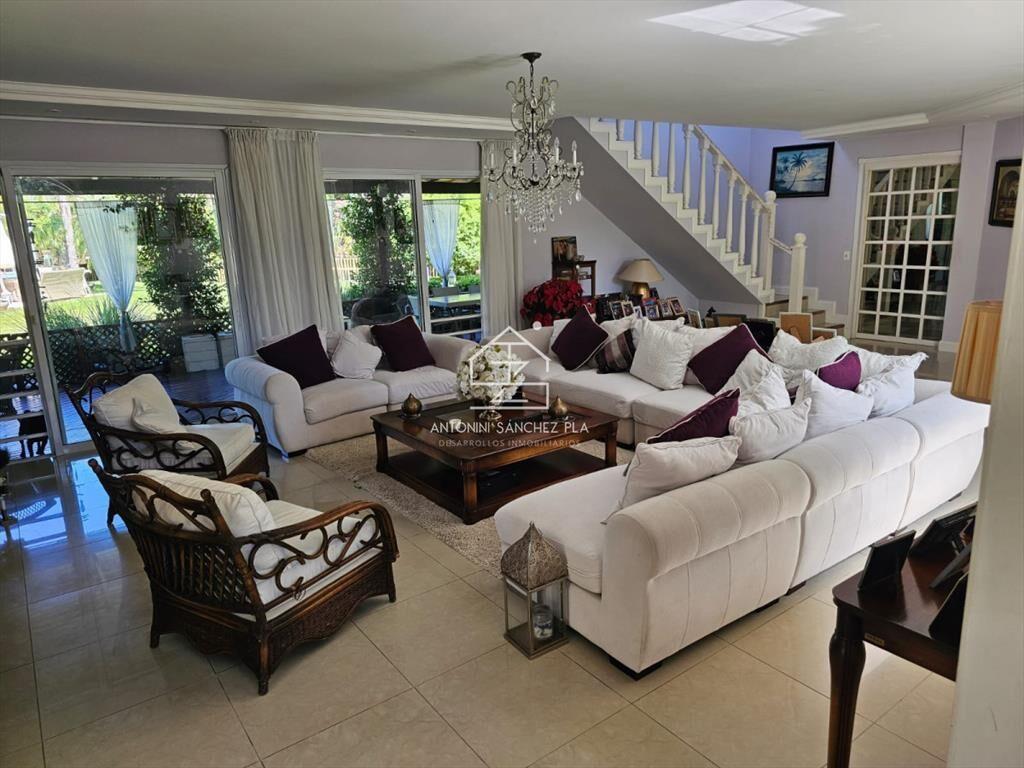 IMPORTANTE RESIDENCIA EN BARRIO PRIVADO