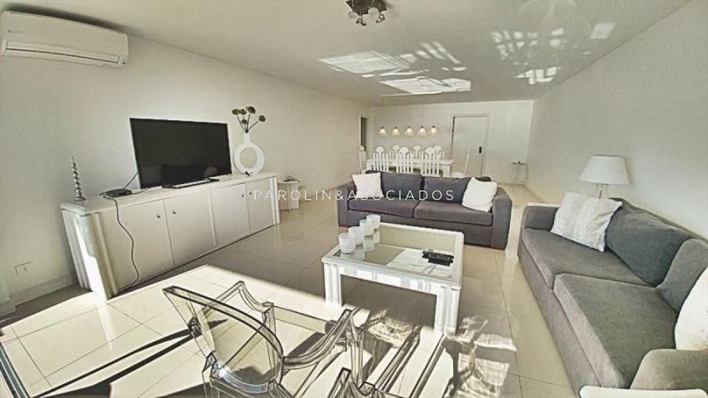 Apartamento en venta y alquiler temporario Punta