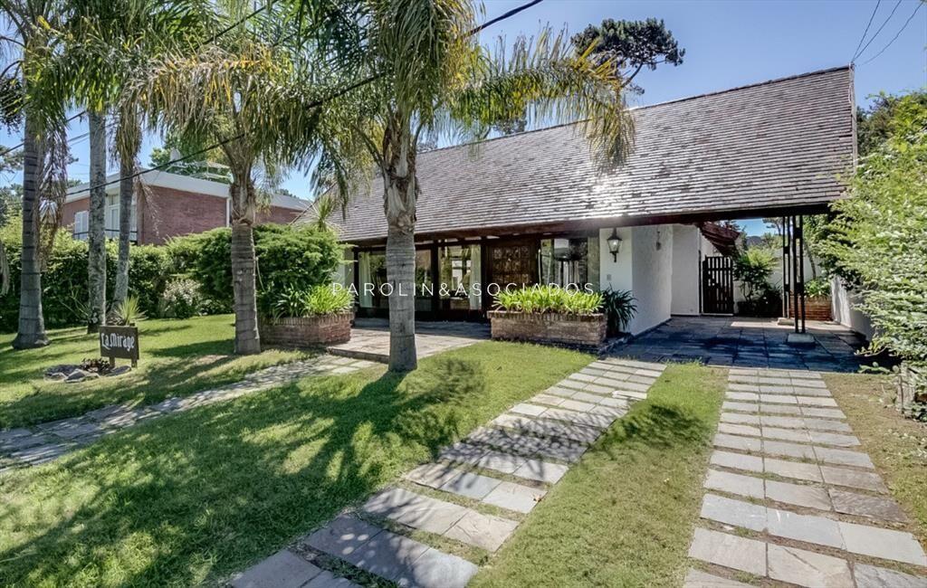 Venta de Casa en playa Mansa de 4 dormitorios