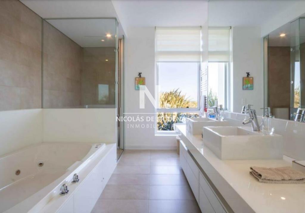 Vende apartamento de 3 dormitorios en Brava Punta