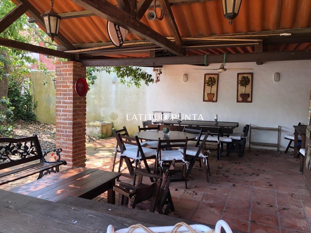 Casa en Mansa, 6 dormitorios más dependencia,