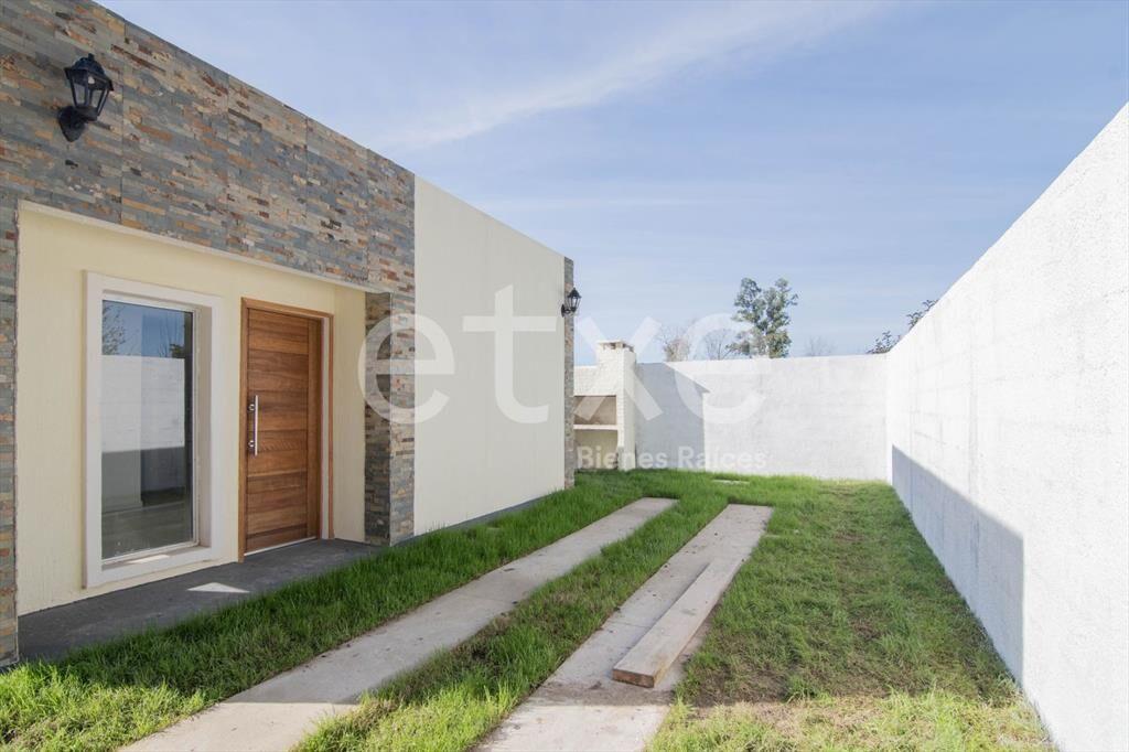 Venta de Casa con jardín grande en Solymar Gardens ...