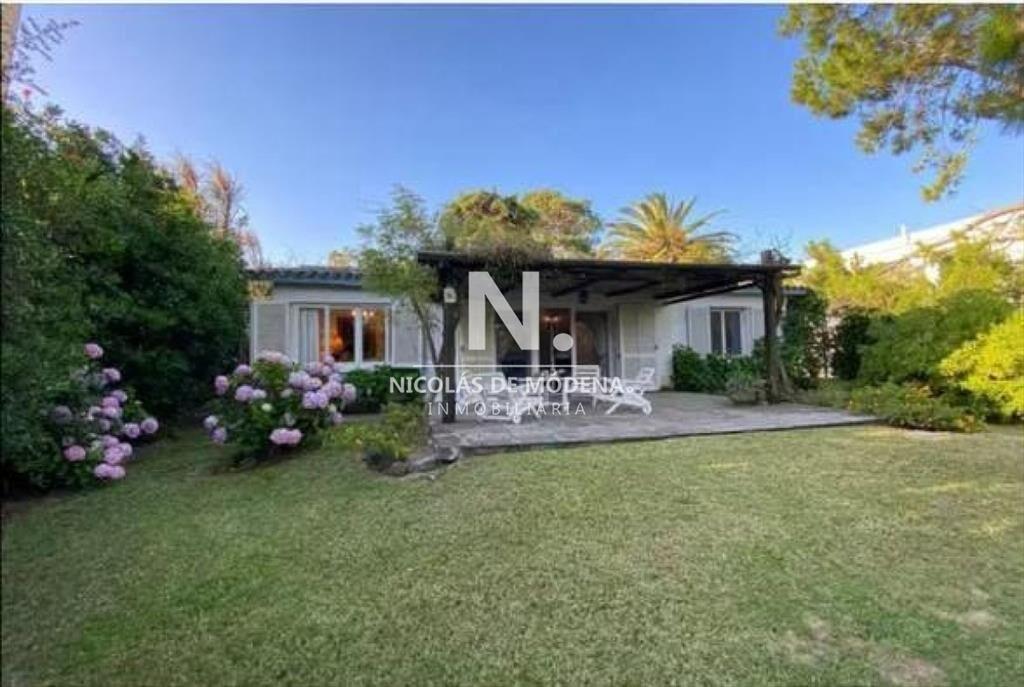 Casa de 3 dormitorios y servicio a la venta en Punta del Es