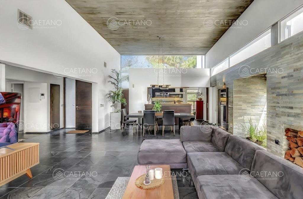 Venta casa 5 dormitorios. Playa brava, Punta del Este.