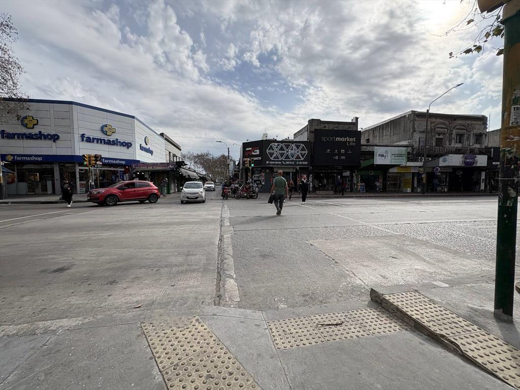 Alquiler - Local Comercial en Unión 200 m2 sobre Av. 8 de Oc