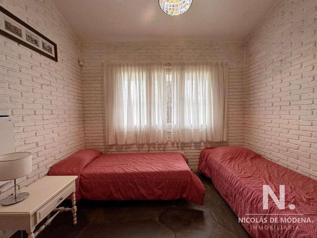 Casa de 3 Dormitorios mas Dependencia de Servicio en venta,