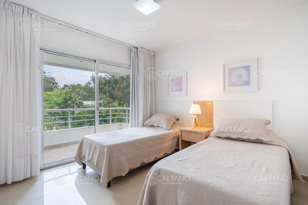 Muy buen apartamento de Tres dormitorios y Azotea con Parri