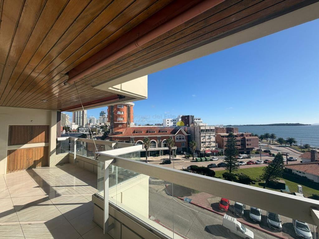 Apartamento de 4 dormitorio en alquiler anual  e