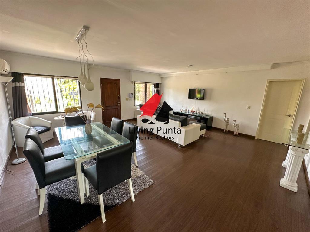 Hermosa casa en barrio Residencial de Punta del Este a paso