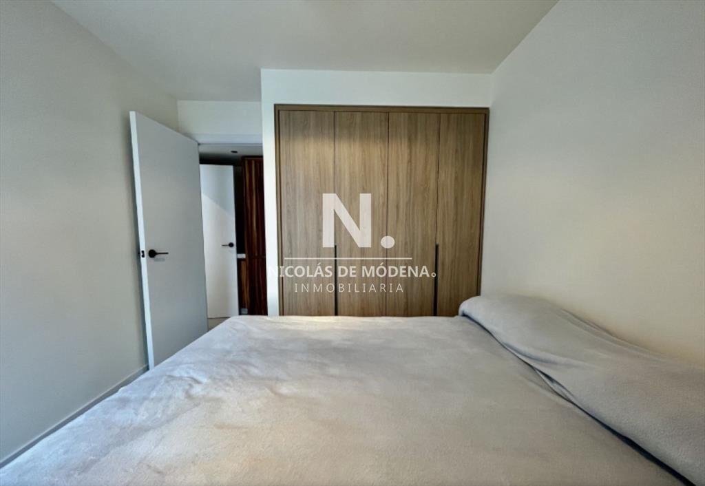 Vende apartamento de 4 dormitorios en Manantiales frente al
