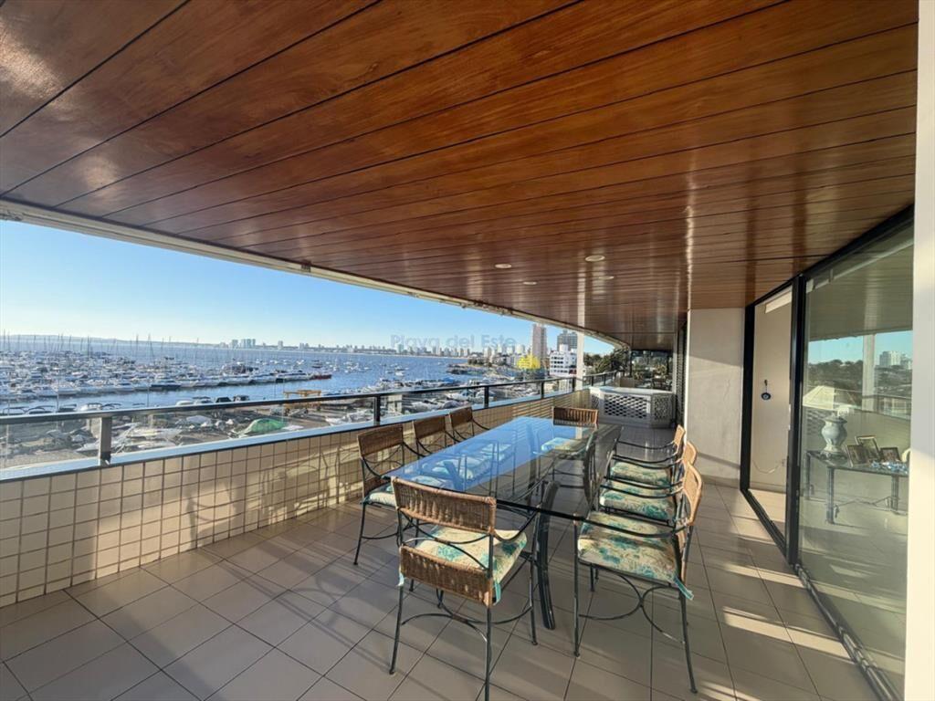 Apartamento en Venta de 3 Dormitorios y servicio