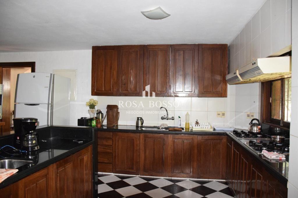 Hermosa propiedad con gran jardin en zona