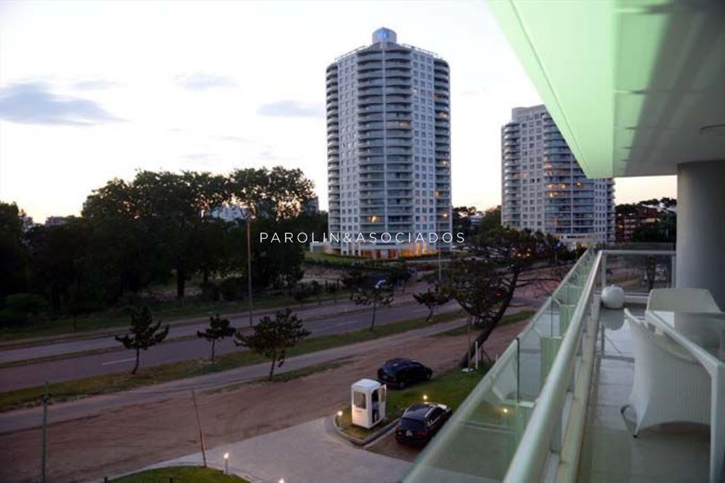 Departamento en Venta de 3 Dormitorios + en Torre