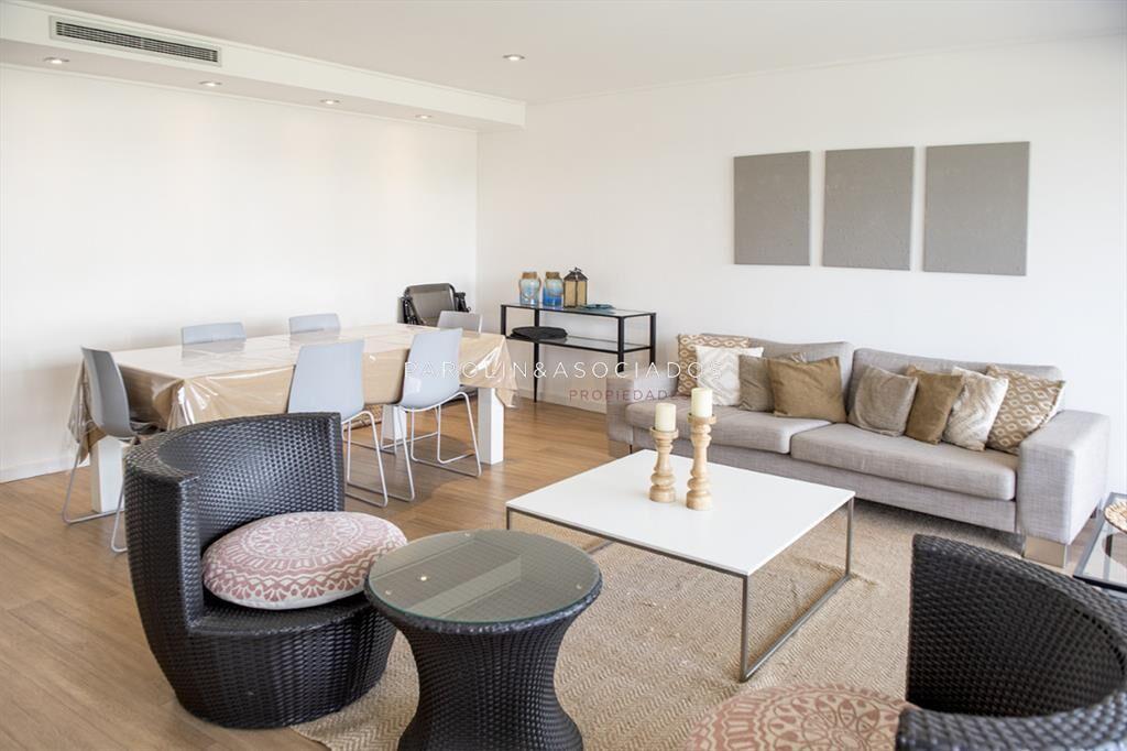 Vende apartamento en Alexander Boulevard de 2 dormitorios.