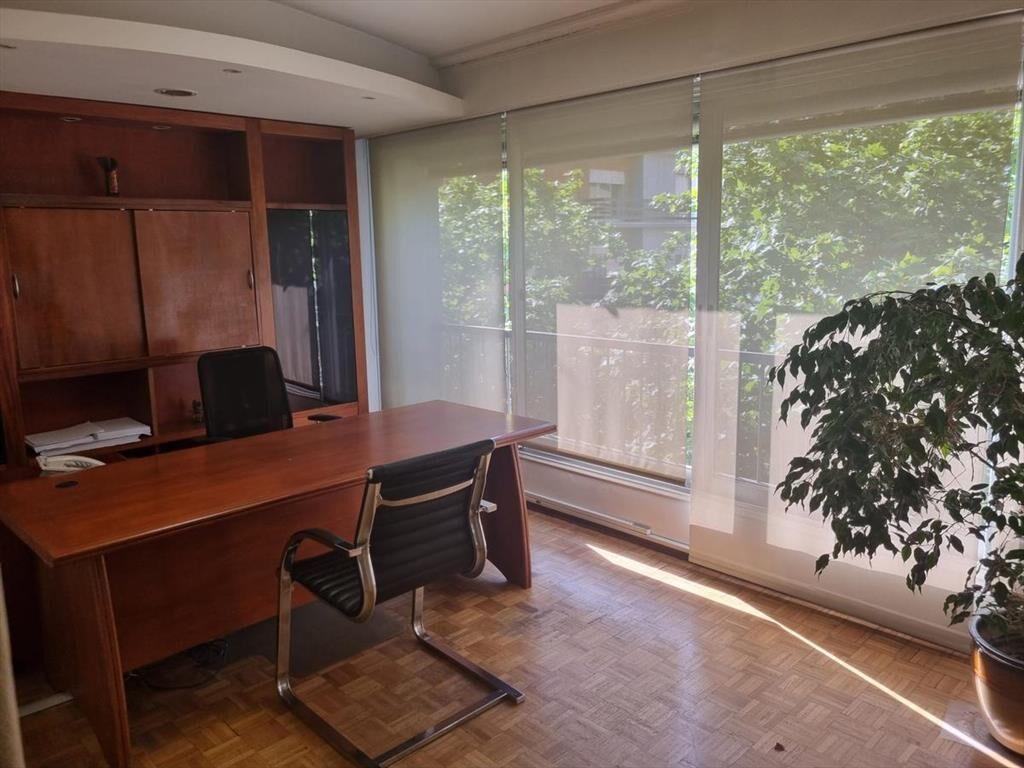 Oficina -Río Branco y Mercedes, 205 m2, reciclada y equipad