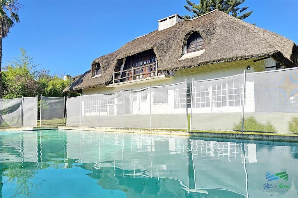 En venta casa 5 dormitorios, piscina, a 1 cuadra