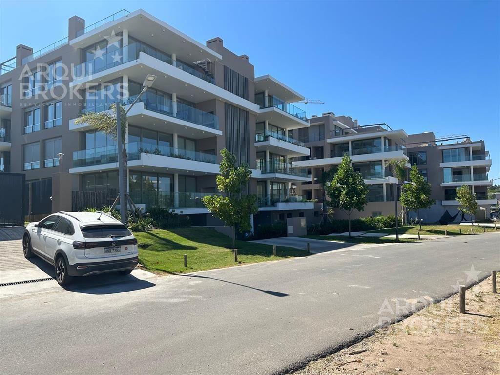 Apartamento de 2 dormitorios en venta en Carrasco - C403