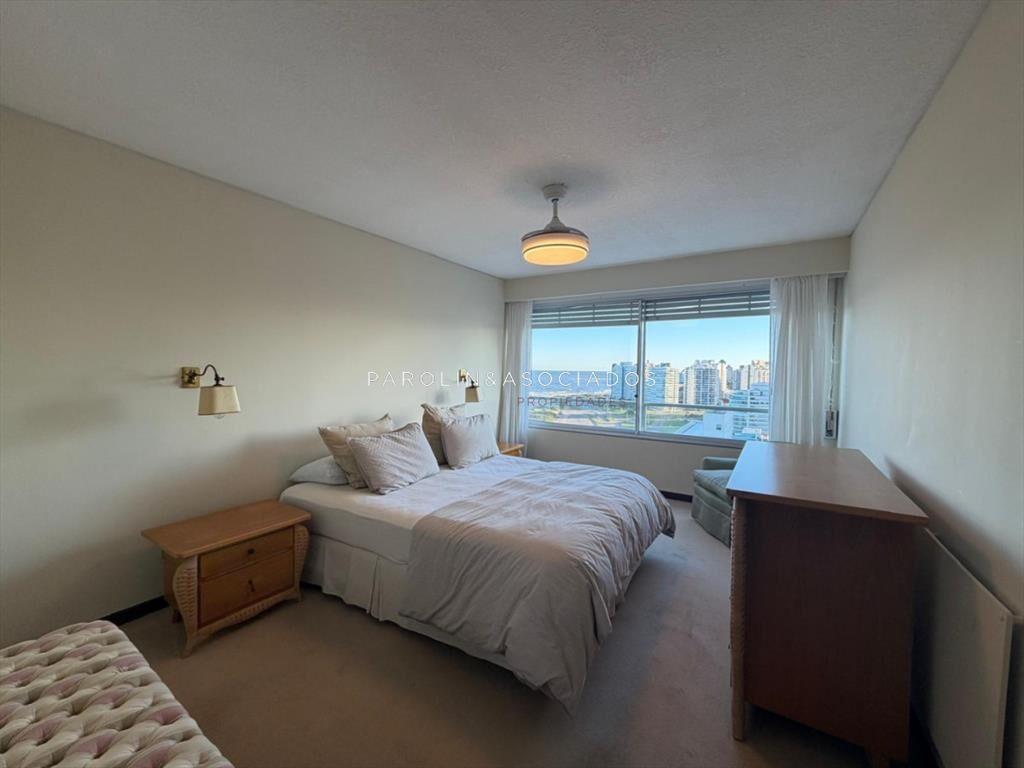 Apartamento en venta de 3 dormitorios en Punta del este, Pl