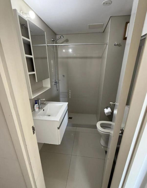 Se vende apartamento de dos dormitorios, dos baños y garage