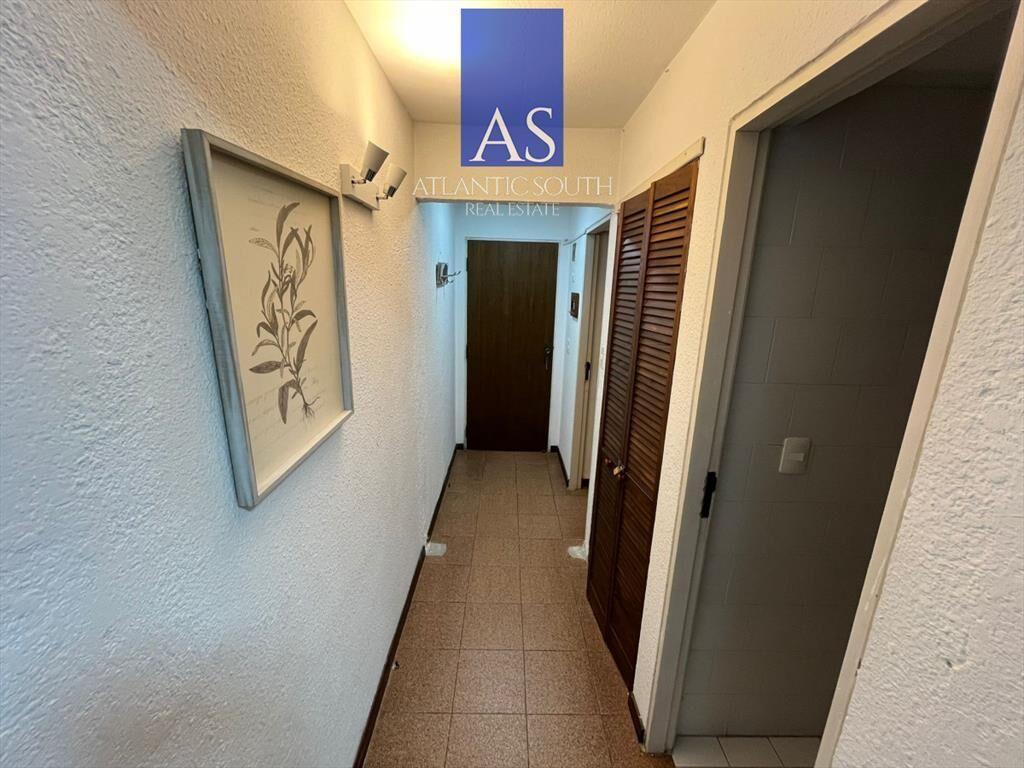 Vende apartamento de 2 dormitorios con terraza y