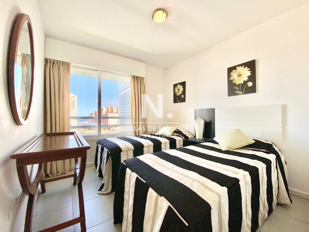 Apartamento de tres dormitorios en venta, Punta