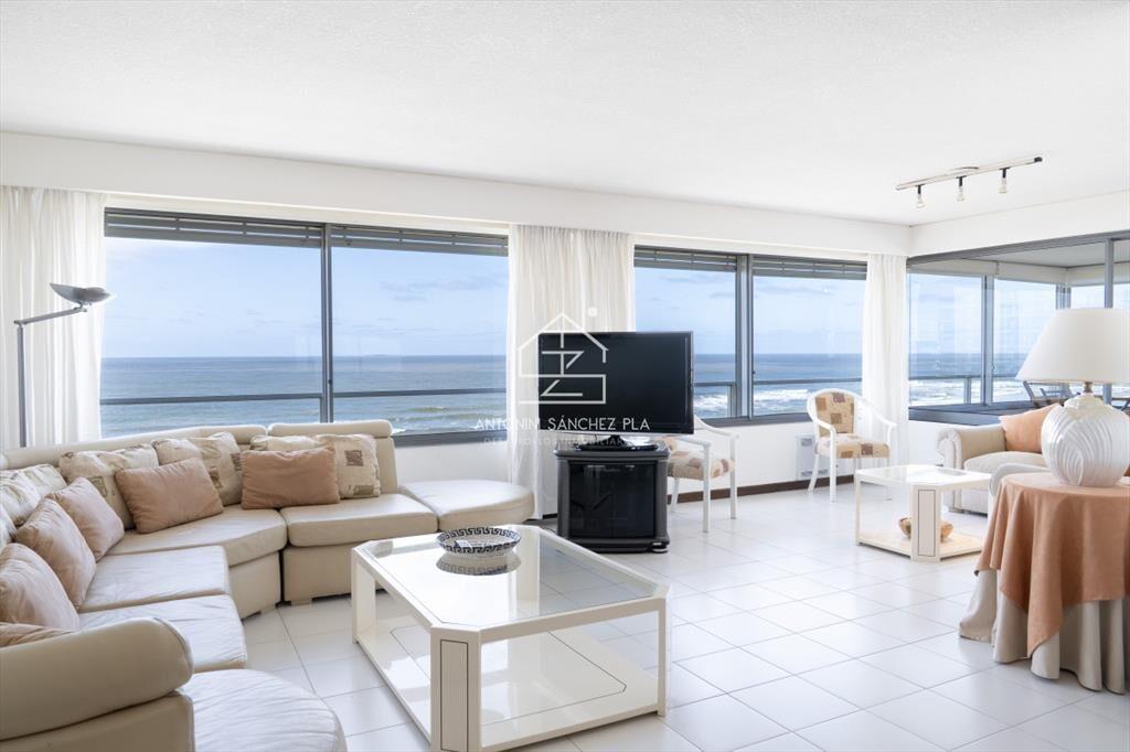 Venta de apartamento de 3 dormitorios y dep. de servicio en