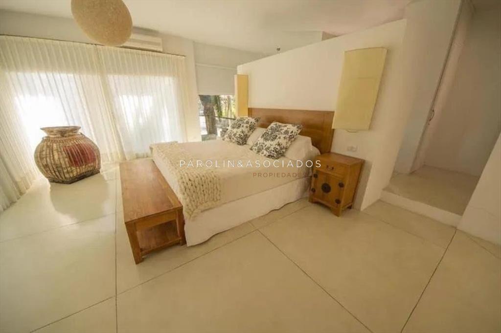 VENTA DE CASA DE 4 DORMITORIS EN MONTOYA PUNTA