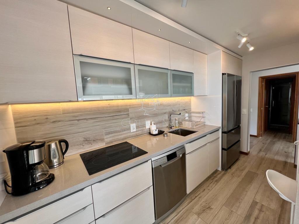 Apartamento con excelente vista a playa mansa y -