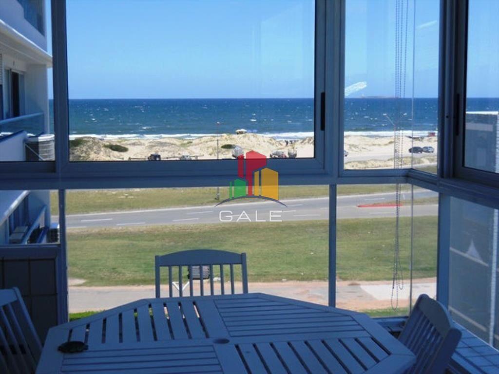 Apartamento en venta de 3 dormitorios y servicio