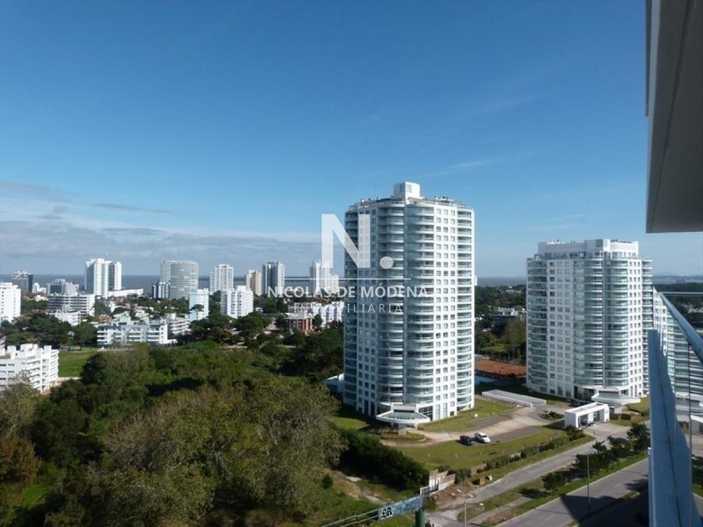 Vende Elegante apartamento de 3 dormitorios a del