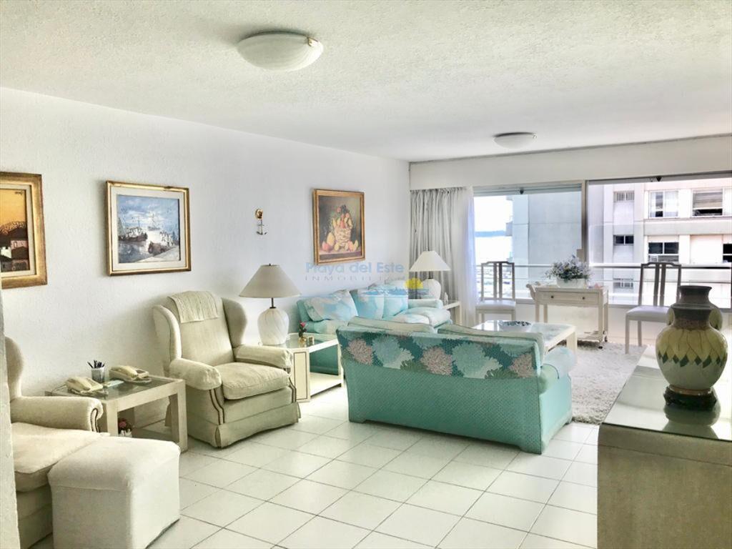 Apartamento de 3 dormitorios en Torre Verona , ,