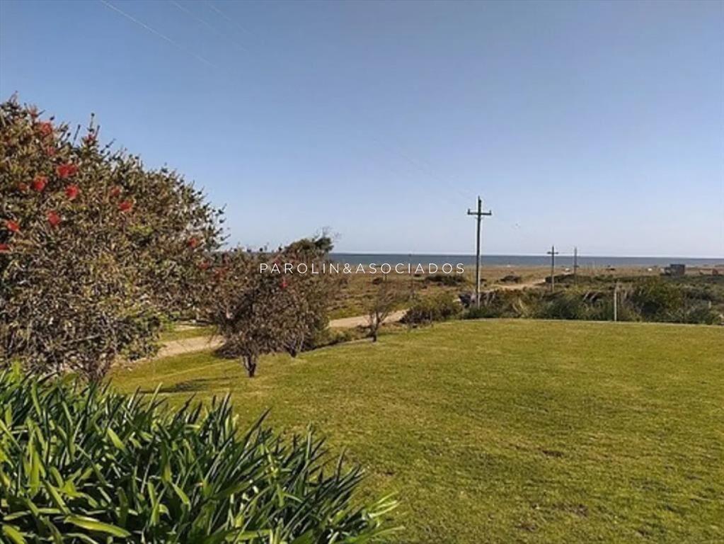 Excelente casa en venta frente al mar en Barra de