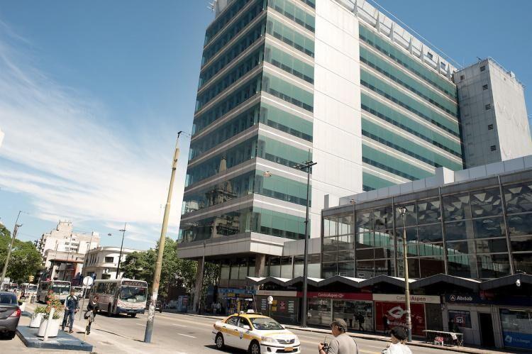 Edificio, 18 de julio proximo Banco Hipotecario, gran esqui