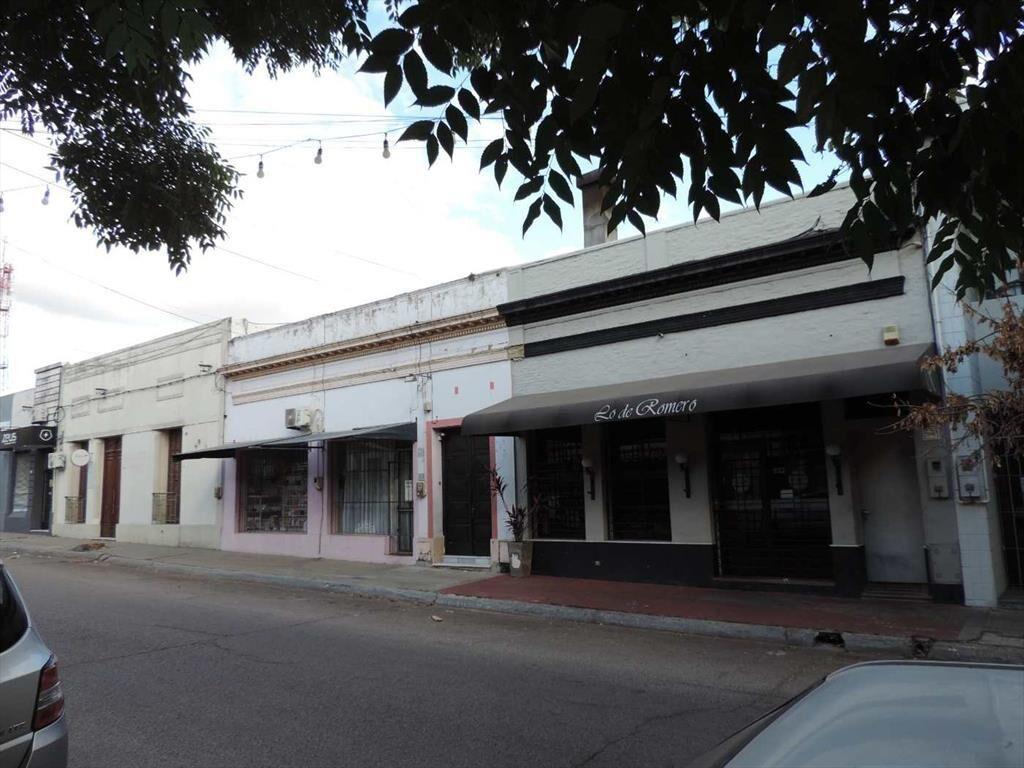 Casa grande en pleno centro con local comercial