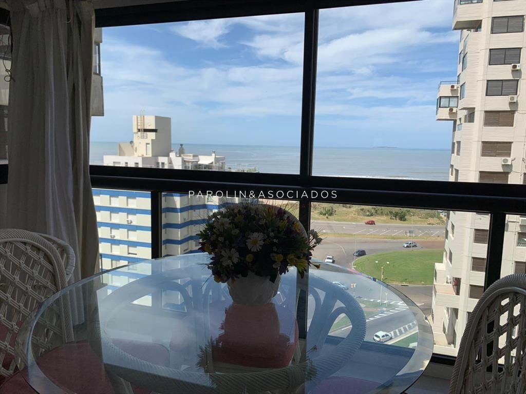 Apartamento en venta de 3 dormitorios en Center,