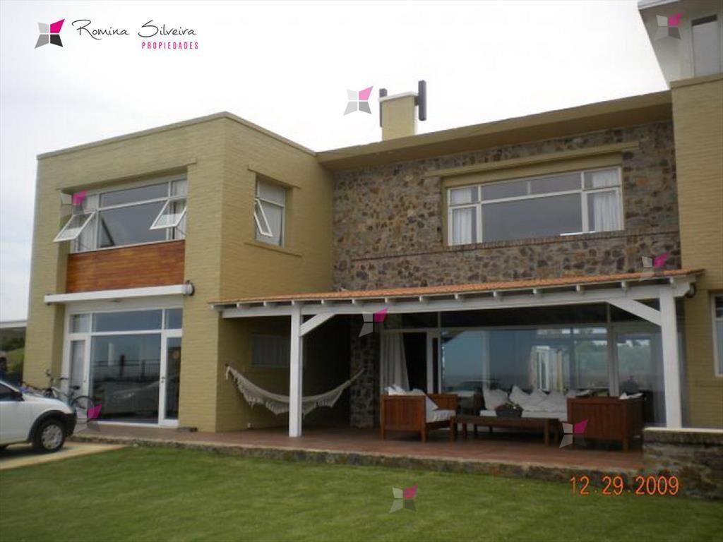 VENTA DE CASA DE 4 DORMITORIOS FRENTE AL MAR EN