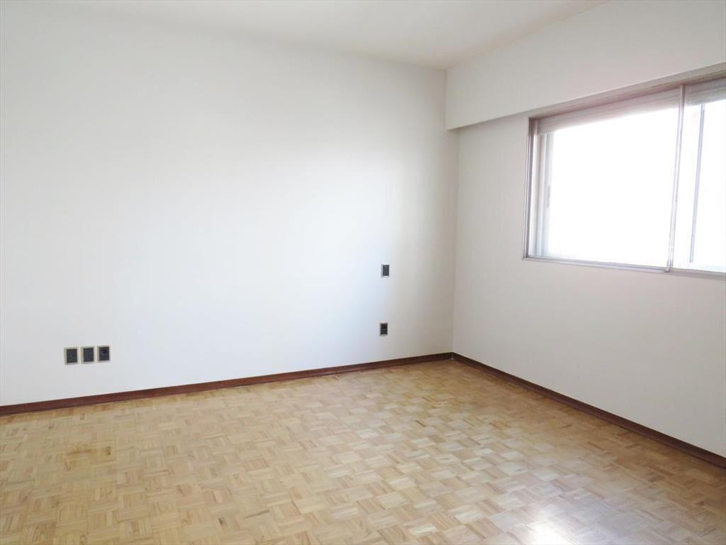 Venta apartamento tres dormitorios y garage Pocitos