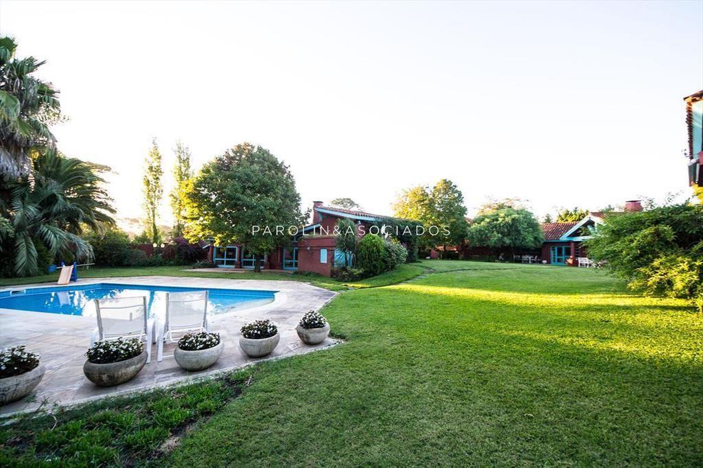 VENTA DE CASA DE 5 DORMITORIOS EN BEVERLY HILLS