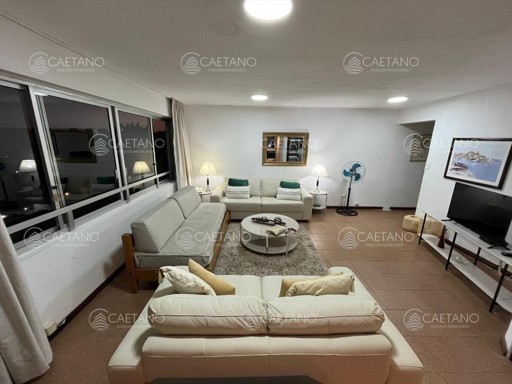 Vende apartamento de 2 dormitorios en Punta del