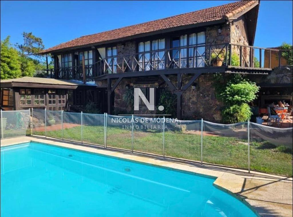 Vende casa a media cuadra del mar de 3 Pinares,