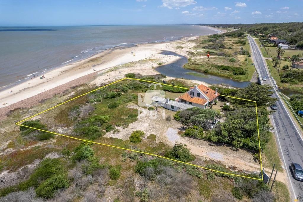 Casa en primera lÃ­nea al mar - Ref : PBI1129