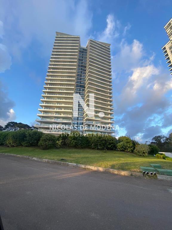 Apartamento en venta de 3 dormitorios y servicio,