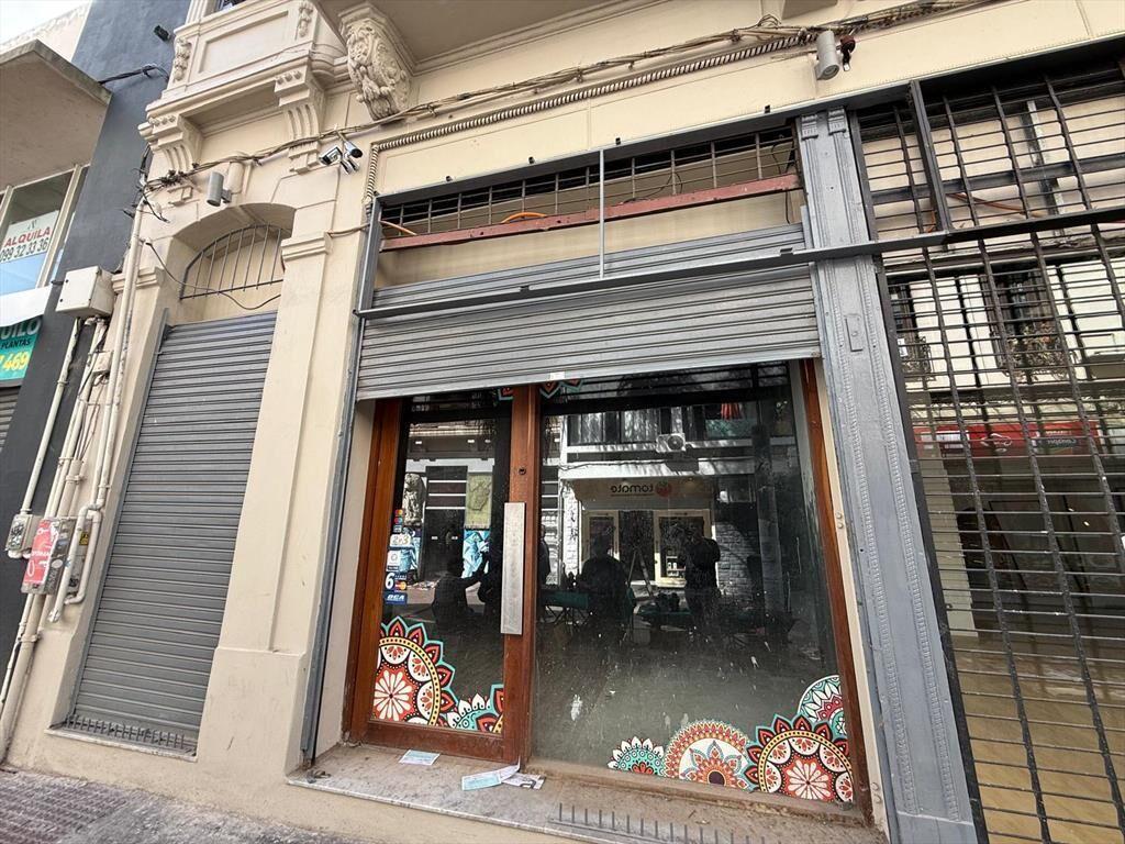 Sarandi y 33, 6 mts de frente , 170 m2 salón   150 sotano