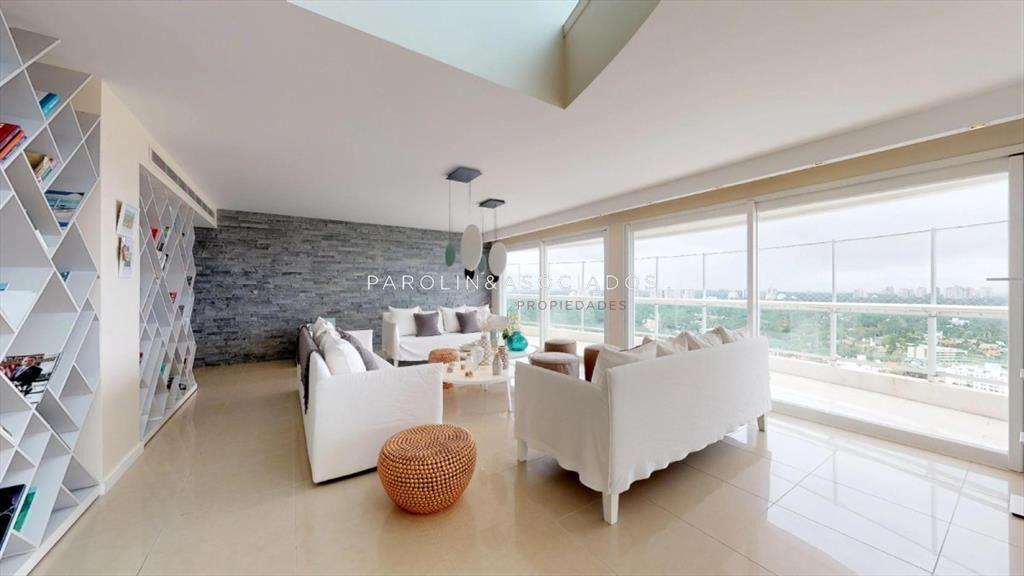 Penthouse en venta de 4 dormitorios en torre del
