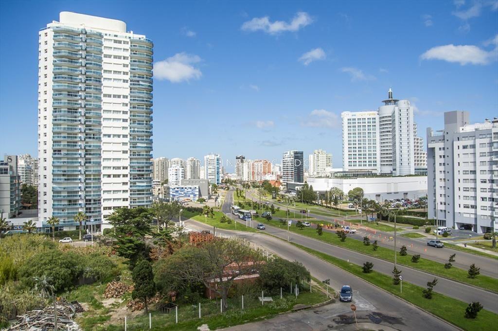 Hermoso apartamento en venta en Alexander Boulevard, Punta
