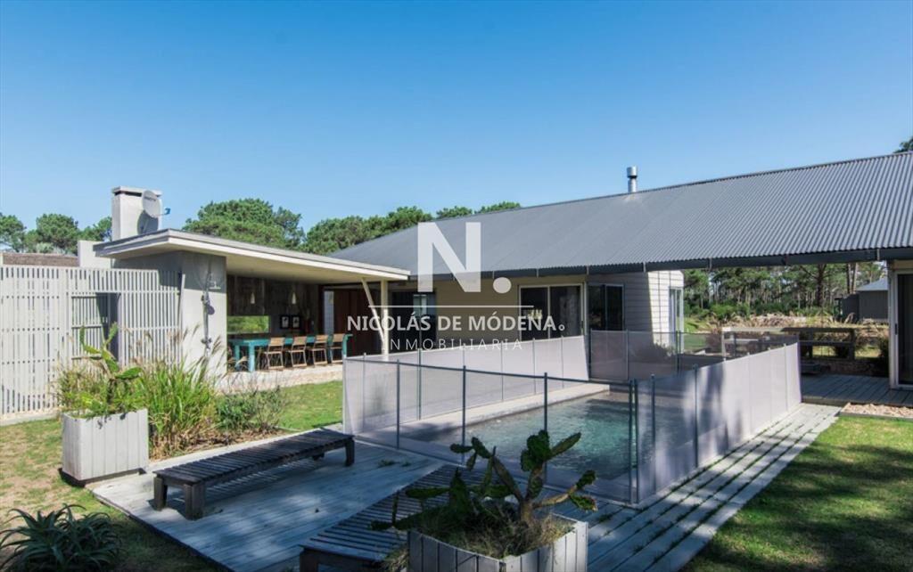 Vende casa de 4 dormitorios en Jose Ignacio en