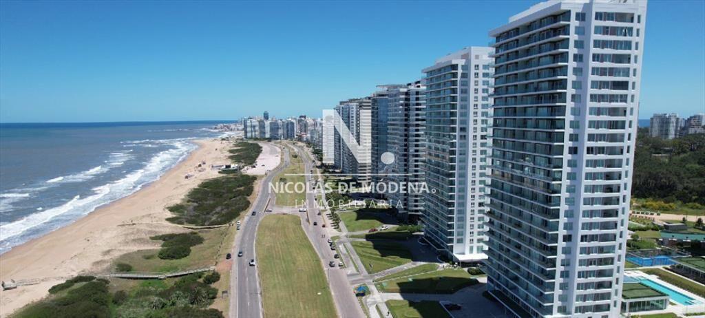 Vende departamento de 3 dormitorios en Punta del